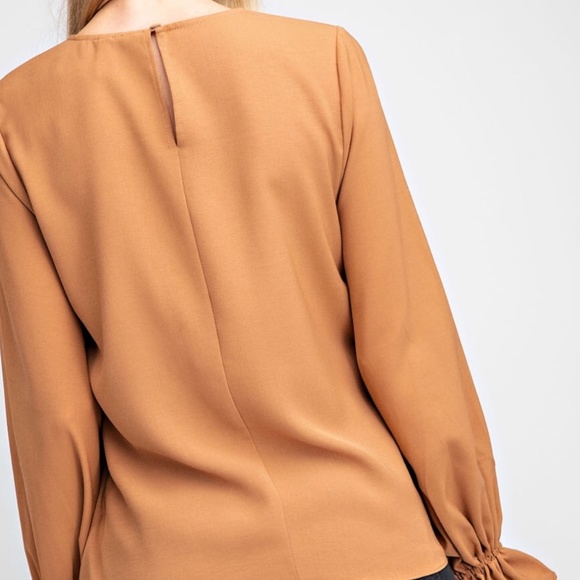 *NEW* TWIST-FRONT RUFFLE CUFF TOP - Picture 5 of 6